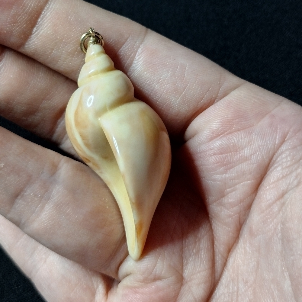 Cream Faux Shell Pendant - Picture 3 of 5